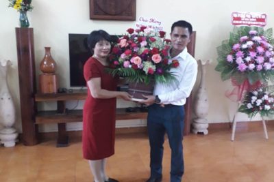 Nhân ngày thành lập Quân Đội ND VN 22/12 Ban giám hiệu trường tiểu học Trần Quốc Toản thăm đơn vị kết nghĩa và gửi đến những người đã và đang công tác trong Quân đội một ngày lễ vui vẻ, đầm ấm, hạnh phúc, có sức khỏe dồi dào để bảo vệ Tổ Quốc !